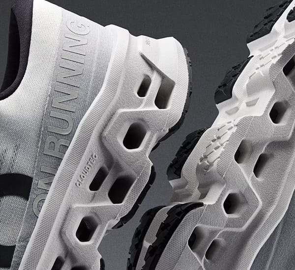 衝撃を吸収する厚底ソール構造