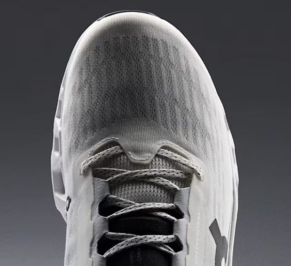 シューレースを収納できるバンド付き