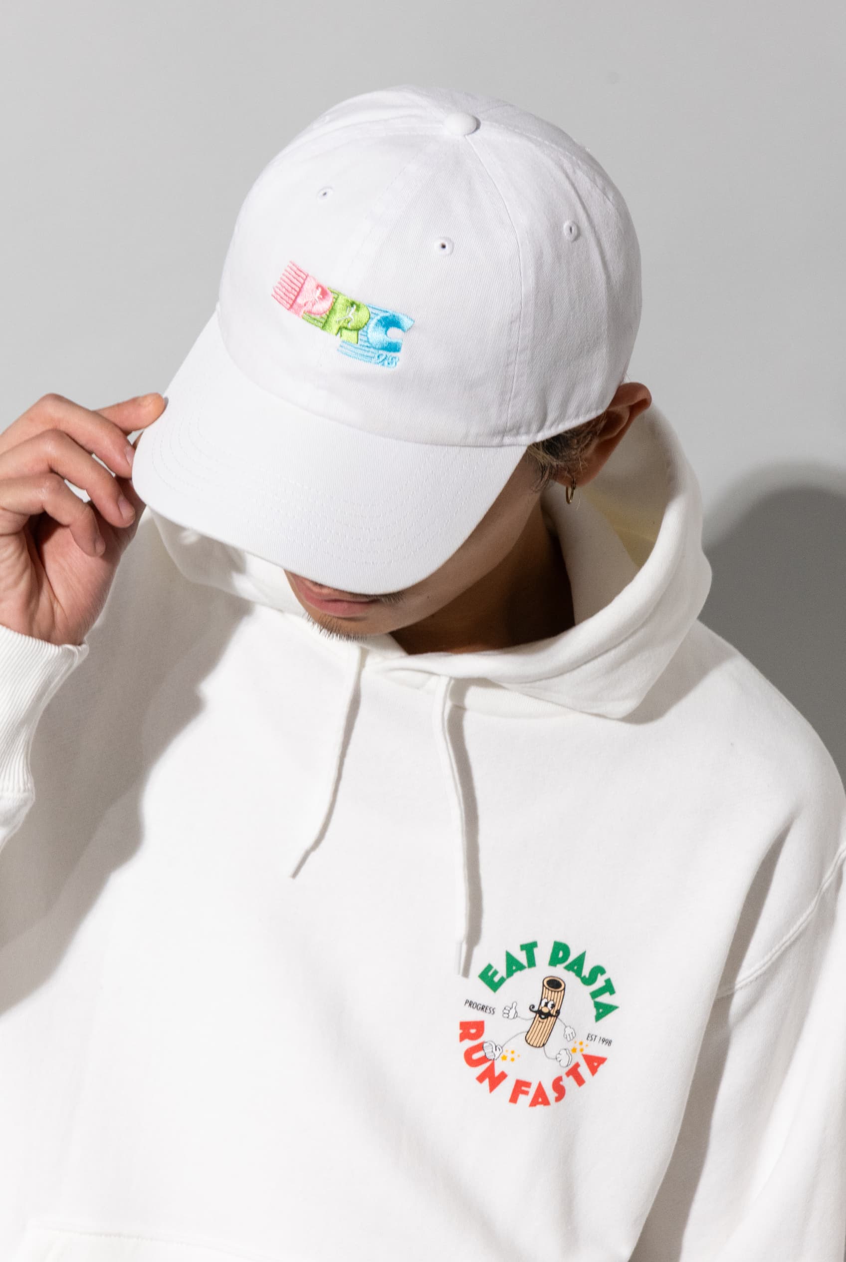 Tシャツとトートバッグのスタイリング