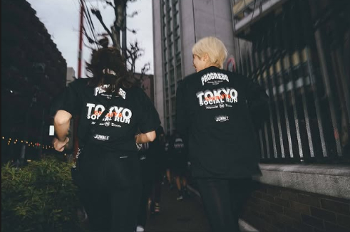ロンドンの街を走るメンバー