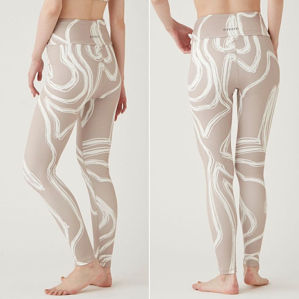 エミ emmi emmi yoga ニュアンスパターンレギンス レディース ベージュ