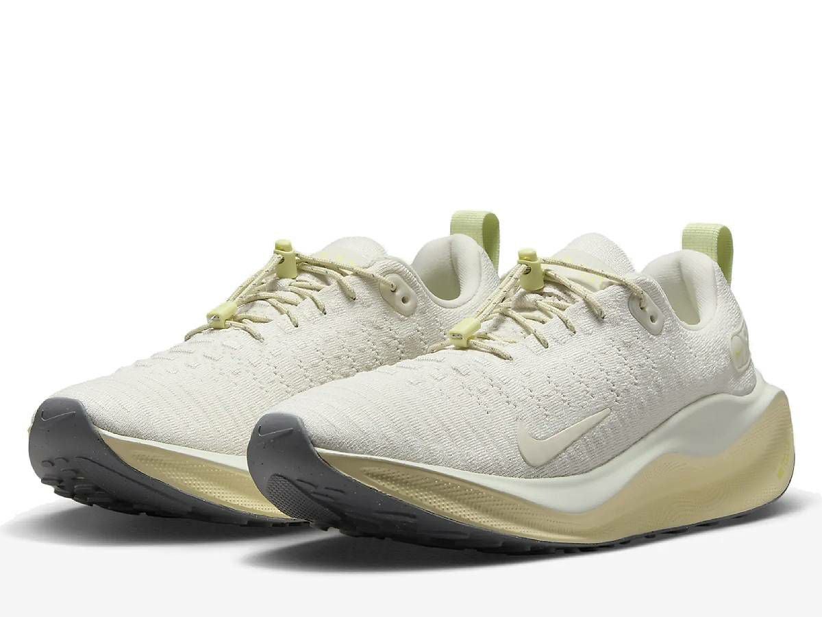お値下げ中！Nike React ホワイトllic Goldスニーカー Nike ReactX Infinity Run 4 White Gum Metallic Gold (Women's