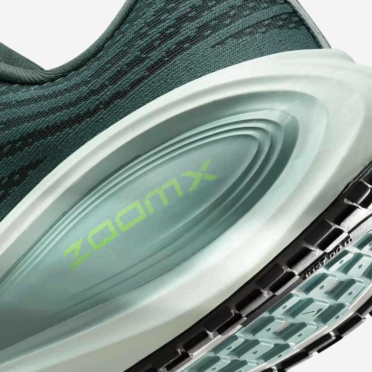 ナイキ ボメロ プラス NIKE Vomero Plus | スポーツマリオ公式通販サイト