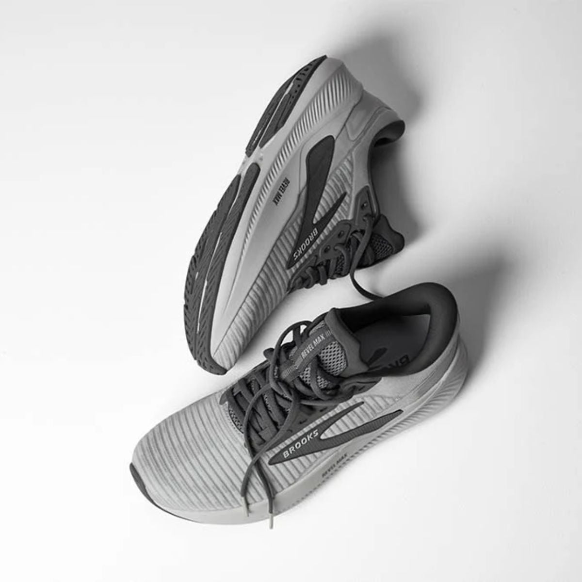BROOKS ランニングシューズ グレー BROOKS レベルMAX グレー［WOMEN］